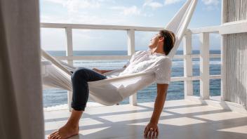 Young man relaxing on hammock at sunny day model released, Symbolfoto, IKF00162