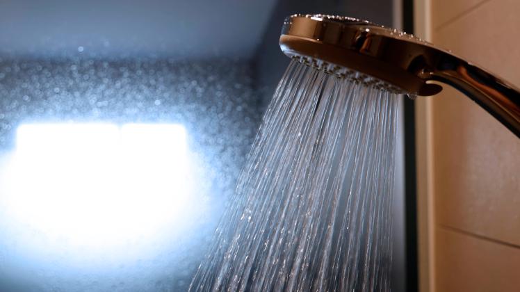 Wetzlar, Deutschland, 05.06.2023, Duschkopf einer Dusche mit fließenden Wasser in einem Badezimmer im Hotel *** Wetzlar,