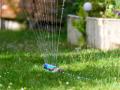 Wassersprenger im Garten. Da sich Wetterextreme in Zukunft häufen werden, wird Wasserknappheit ein immer ernsteres Thema