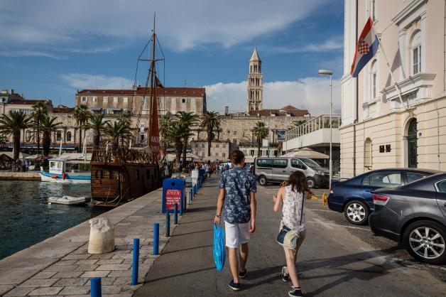Wer Kroatien besucht, muss ja nicht immer nach Zagreb. Abseits der großen Städte ist der Urlaub weiterhin erschwinglich. Wer Kroatien besucht, muss ja nicht immer nach Zagreb. Abseits der großen Städte ist der Urlaub weiterhin erschwinglich.