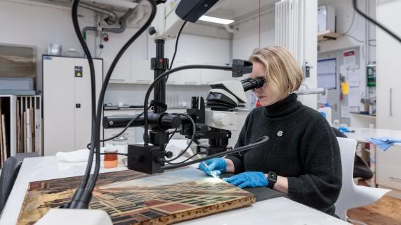 Gemälde unter Mikroskop Gemälde unter Mikroskop