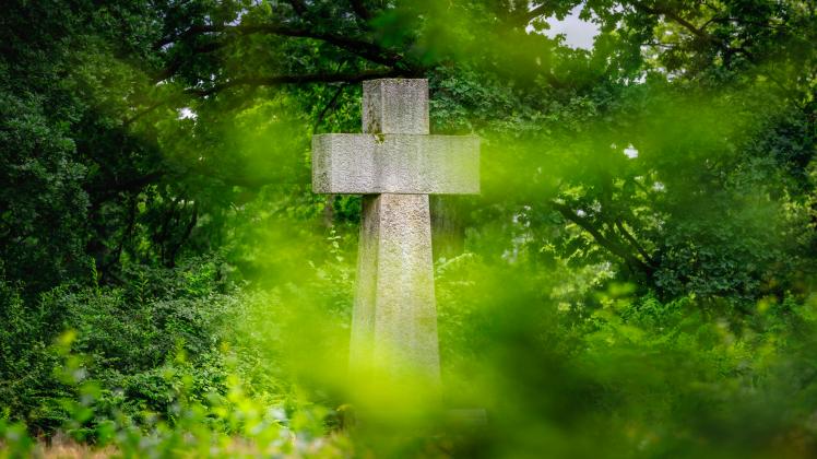 Symbolbild Friedhof Deutschland, Lüdenscheid: Ein großer Kreuz aus Stein als Denkmal für die Gefallene im Krieg. *** Sym