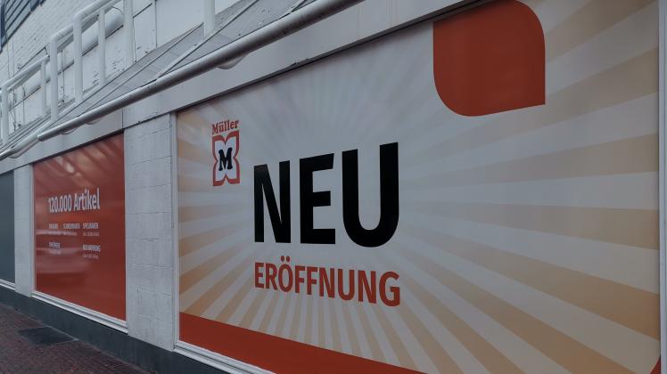 Neue Plakate ohne Eröffnungstermin in den Schaufenstern der zukünftigen Müller Filiale in der Lingener Innenstadt.