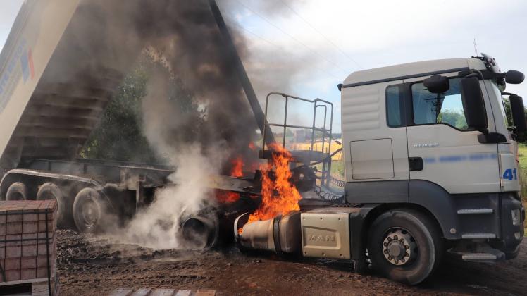 Der brennende Lkw im Hagenower Ortsteil Scharbow, der Fahrer hatte beim Abladen mit seiner Kippfläche eine Starkstromleitung berührt. 