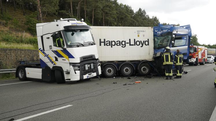 Auf der A1 bei Osnabrück sind zwei Lkw ineinander gefahren.
