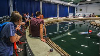 Am Lehrstuhl für Schiffbau können Rostocker Schüler mit Hilfe von Elektro-Booten ihre Fähigkeiten als Frachtschiff-Kapitän unter Beweis stellen.