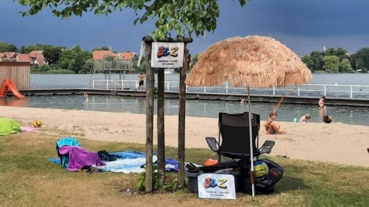 Dieser Sonnenschirm markiert den Sammelpunkt für die Jugendlichen am Strand. Bei gutem Wetter wird hier an drei tagen die Woche etwas geboten.