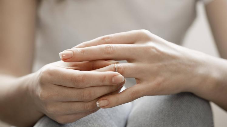 Frau entfernt Ehering *** Woman removed Wedding ring Copyright: imageBROKER/OleksandrxLatkun ibxole08509480.jpg
