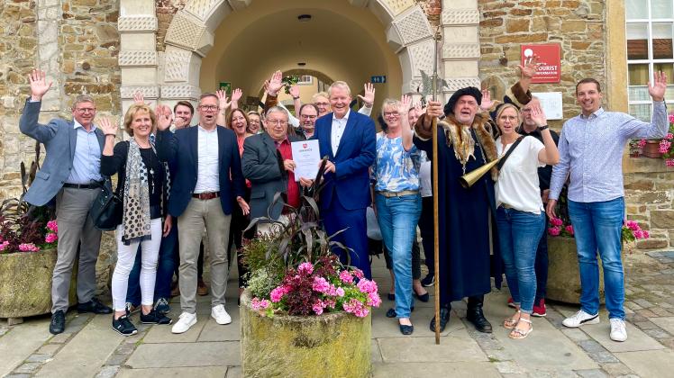 Gemeinsam mit Vertretern des Stadtrates, der Werbegemeinschaft, der Stadtstiftung und dem Fürstenauer Stadtwächter Cojohn freut sich die Stadt Fürstenau über die neue Auszeichnung als Erholungsort