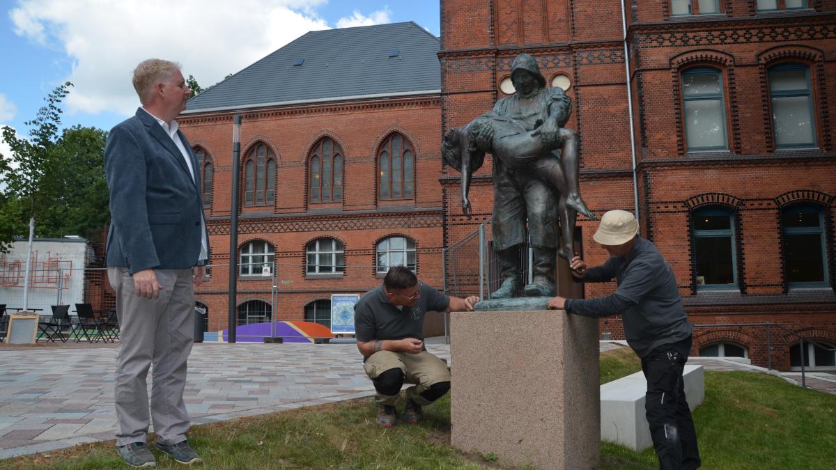 „Gerettet“ Skulptur zurück auf dem Museumsberg in Flensburg SHZ