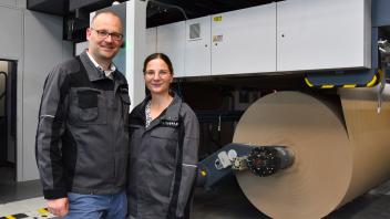 Jens Mencke (links) und Sarah Lamping von Klingele sind stolz auf die nachhaltige Produktion.