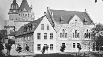 Das Carolinum vom Herrenteichswall, wie es zur Gründungszeit des Carolingerbundes 1920 aussah. Links das schlichte Hauptgebäude (von 1822) und rechts der prunkvolle Aulaflügel (von 1898). 