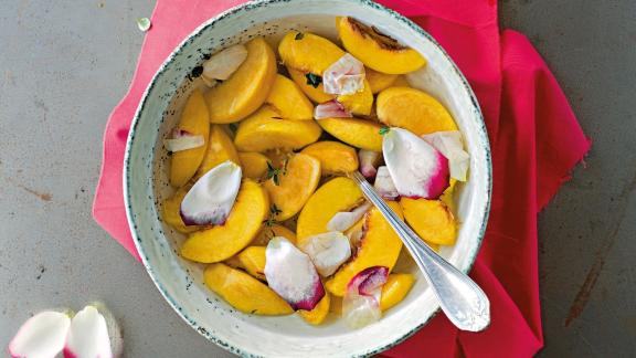 Pfirsichsuppe mit Rosen und Lavendelblüten