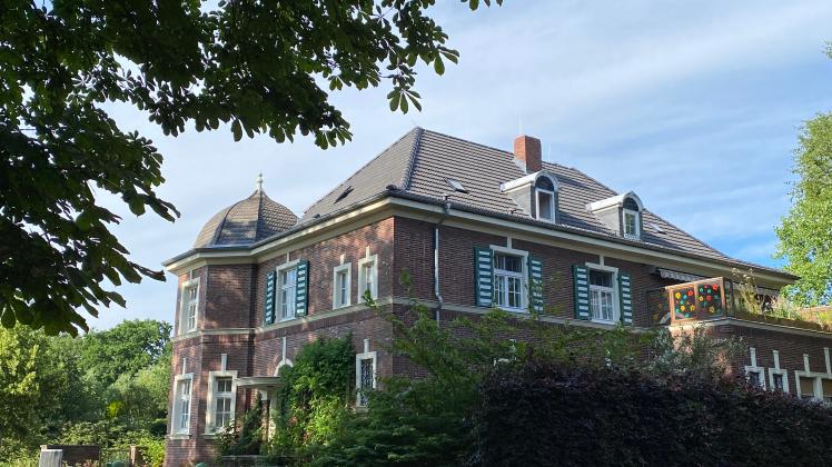 Die repräsentative Ecks-Villa am Stadteingang von Weener hat neue Besitzer. 