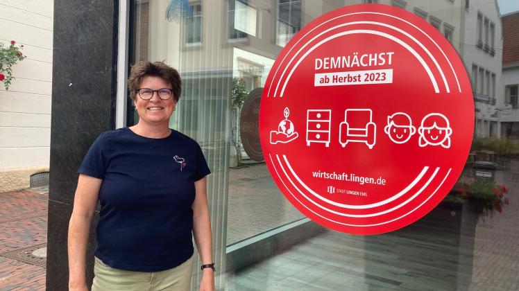 Ruth Augustin-Heine neben ihrem neuen Laden in der Burgstraße 