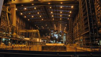 Blick in die Baudockhalle der Papenburger Meyer Werft