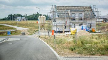 Vereinzelt stehen bereits Rohbauten im Neubaugebiet Kiefernweg.