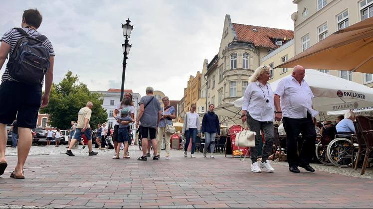 Menschen am Markt in Wismar