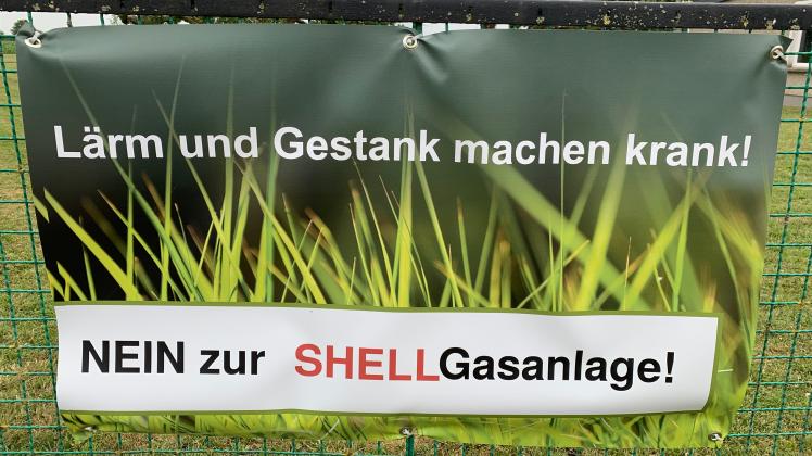 In Karstädt und der näheren Umgebung haben Mitglieder des Arbeitskreises gegen die geplante Biomethan-Anlage von Shell Banner aufgehängt. 
