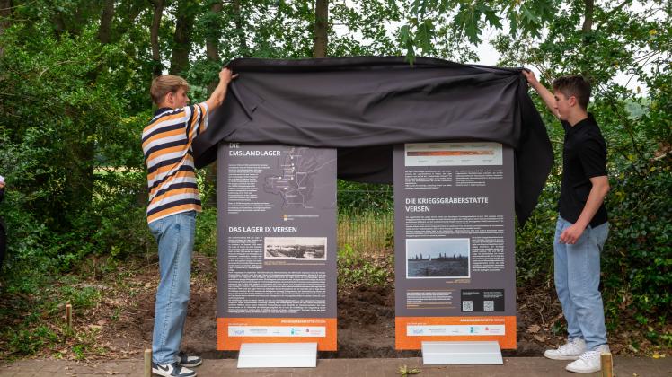 Moritz Wessling und Leon Nicolas enthüllten die neuen Gedenktafeln auf dem Lagerfriedhof Versen. 