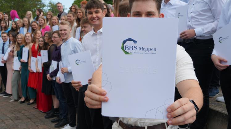 Nach 13 Jahren haben sie es endlich in der Tasche: 67 Abiturienten konnten an den BBS Meppen am Freitag ihre Zeugnisse entgegennehmen. 