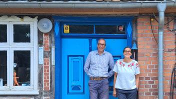 Olaf Arndt und Friederike Schönenbach engagieren sich mit dem Verein BBM in Kunstprojekten auf Hof Heinecke in Unbesandten. 