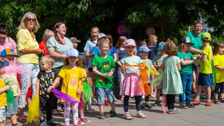 Die Kindertagesstätte „Haus Sonnenschein“ in Boizenburg lud am vergangenen Freitagnachmittag zu ihrem Jahresfest ein. Mit einem kleinen Programm wurden die Gäste musikalisch und schwungvoll begrüßt. 