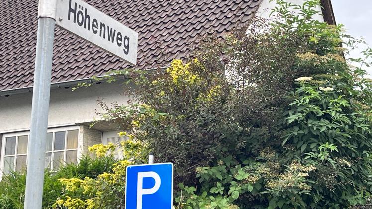 Parkplatzknappheit am Höhen- und Paradiesweg in Nahne: Fahrzeuganhänger belegen dauerhaft die öffentlichen Plätze.