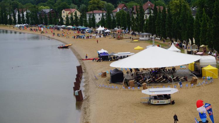 Das große Bühnenzelt ist noch bis Sonntagabend am Strand.