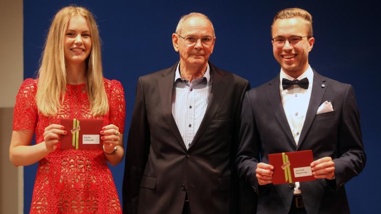 Zweimal Abi mit 1,0: Der frühere Schulleiter Ludwig Woll hat Emilia Maxima Schmieder und Jan-Erik Riegenring als beste Absolventen des Abiturjahrgangs ausgezeichnet.