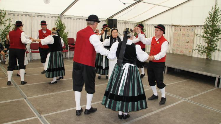 Volkstanzgruppe des Heimatvereins präsentierte mecklenburgische Tänze.