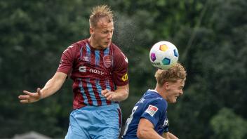 Kopfballsieger: Jannic Ehlers (li.) springt höher als der Kieler Tom Rothe.