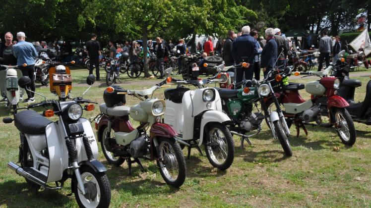 Beim Oldtimertreffen des SR-Oldie-Club Karstädt trafen sich Sammler und Hobbyschrauber.
