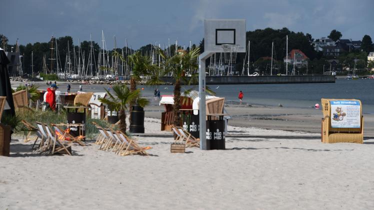 Verwaiste Liegestühle, kleines Watt vor Eckernförde - der Sturm hat gestern in Eckernförde für Turbulenzen gesorgt, nach Polizeiangaben gab es allerdings keine Einsätze. Die Menschen genossen den Spaziergang am ungewohnt breiten Strand. 