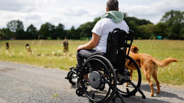 Eine Frau kann nicht mehr laufen, sitzt seit eineinhalb Jahren im Rollstuhl. Sie weiß nicht weshalb. Ärzte vermuten psychische Auslöser. Psychologen verneinen. Foto: Michael Gründel