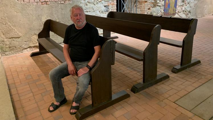 Drei Bänke stehen nun auch in der Patronatskirche von Stavenow. Reinhard Leber, Vorsitzender des Fördervereins, hat uns die Geschichte der Holzbänke erzählt. 