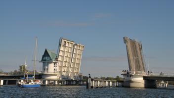 Die Klappbrücke in Kappeln zählt für Neulinge unter den Bootsführern auf der Schlei zu den besonderen Herausforderungen.