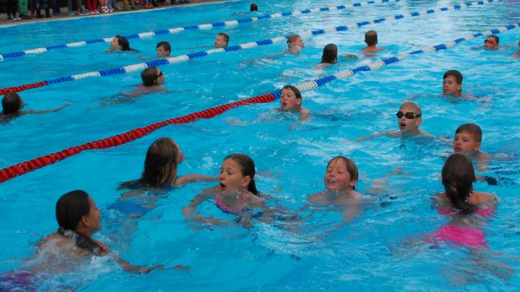 Traditionell eröffnen die Kinder der Grundschulen aus Karstädt und Groß Warnow, hier aus dem vergangenen Jahr, das 12-Stunden-Schwimmen im Freibad Karstädt. 
