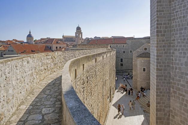 Dubrovnik ist wegen seiner charakteristischen Altstadt und wegen seines Bezugs zur Serie „Game of Thrones“ ein beliebter Touristenort. Doch wer hier mit seinem Rollkoffer durch die Stadt poltert, macht sich unbeliebt.