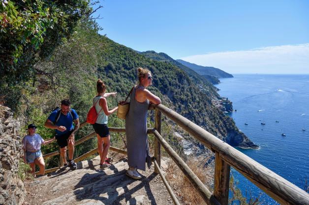 Wanderer auf dem Weg zwischen Levanto und Monterosso. Der Küstenstreifen Cinque Terre lädt zum Wandern ein - doch wer hier die falschen Schuhe trägt, kommt nicht weit.