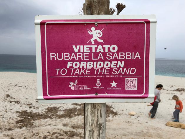 Auf Sardinien weisen sogar Schilder auf das Verbot hin, Sand und andere Dinge vom Strand mit nach Hause zu nehmen.