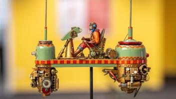 Ausstellung „Kosmotroniks" - Künstler Harry Arling stellt phantasievolle, detailreiche Miniaturmechanismen aus. Kosmotroniks-TwoProp. 2023.