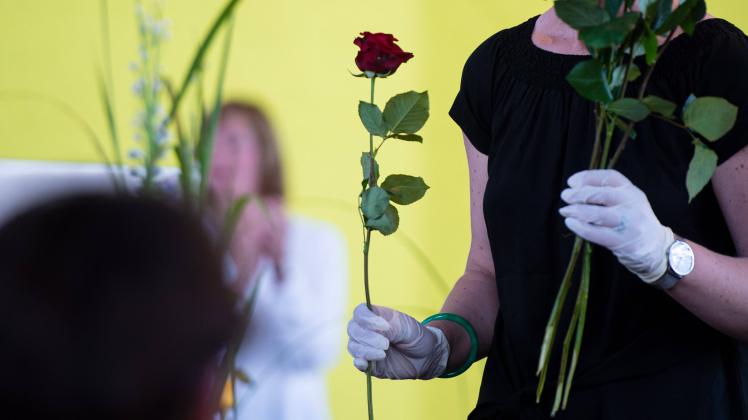 24.06.2020 - Abiturzeugnisvergabe unter Coronabedingungen: Abiturienten erhalten eine Rose Foto: Noah Wedel, Bünde Nordr