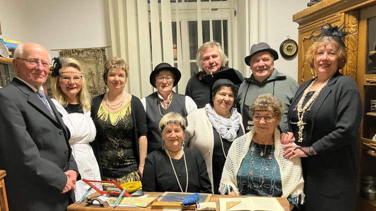 Der Freudeskreis der Heimatstube Brüel im Kirimidinner-Outfit.