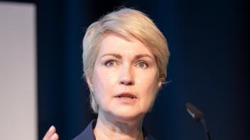 Jahresempfang der IHK zu Rostock in der Stadthalle: Präsident Klaus-Jürgen Strupp konnte neben vielen Unternehmerinnen und Unternehmern auch Ministerpräsidentin Manuela Schwesig, den Koordinator für Maritime Wirtschaft Dieter Janecek und den Ostbeauftragten der Bundesregierung Carsten Schneider begrüßen…Foto: Georg Scharnweber
