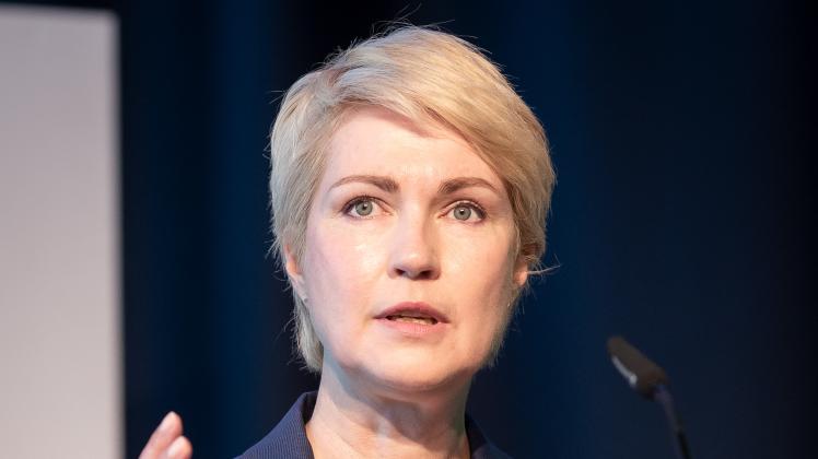 Jahresempfang der IHK zu Rostock in der Stadthalle: Präsident Klaus-Jürgen Strupp konnte neben vielen Unternehmerinnen und Unternehmern auch Ministerpräsidentin Manuela Schwesig, den Koordinator für Maritime Wirtschaft Dieter Janecek und den Ostbeauftragten der Bundesregierung Carsten Schneider begrüßen…Foto: Georg Scharnweber