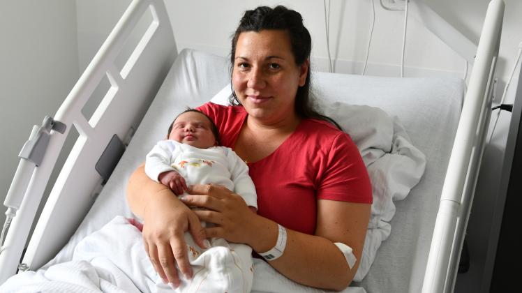 Juliane Scholl ist die erste Mutter, die ihr Baby Loreen in der neuen Geburtshilfe in Quakenbrück zur Welt gebracht hat.