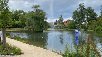 Der neu gestaltete Kahnteich in Bad Rothenfelde: mit Fontäne, um das Wasser mit Sauerstoff anzureichern.