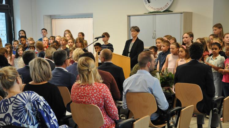 Zahlreiche Gäste kamen zur offiziellen Einweihung der neuen Edith-Stein-Schule und gratulierten Schulleiterin Marion Löning (vorne Mitte) und den Schülern zum Neubau.