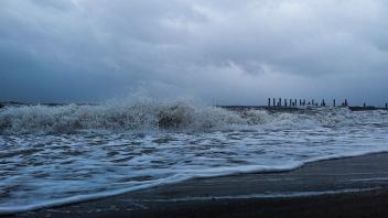 Sturmtief „Poly“ zeigte sich auf Föhr mit Wind und Wellen.